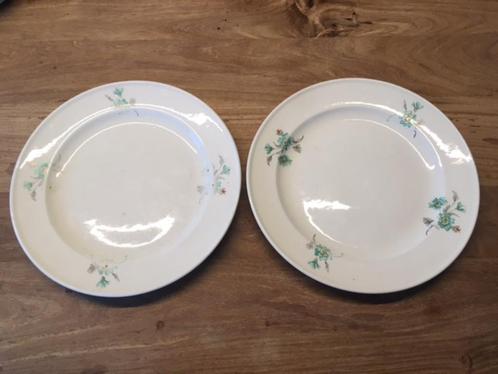 Deux assiettes plates anciennes - Petrus Regout, Maison & Meubles, Cuisine | Vaisselle, Comme neuf, Assiettes(s), Autres styles