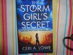 C.A.Lowe  The storm girl's secret (pocket), Boeken, Zo goed als nieuw, Fictie, Ceri A. Lowe, Ophalen of Verzenden