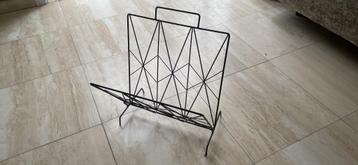 Retro krantenhouder tijdschriftenrekje beschikbaar voor biedingen