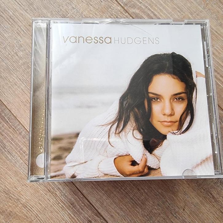 CD Vanessa Hudgens - V, Cd's en Dvd's, Cd's | R&B en Soul, Gebruikt, R&B, 2000 tot heden, Ophalen of Verzenden