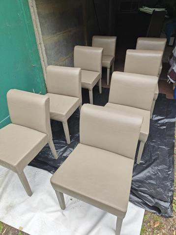 8 eetkamer stoelen in nieuwstaat beschikbaar voor biedingen