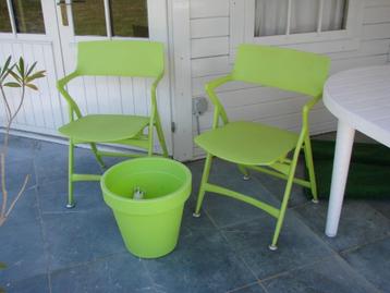 2 trendy terras-tuinstoelen met bloempot  beschikbaar voor biedingen