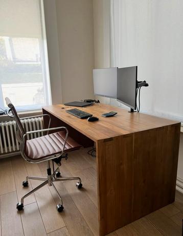 Massief houten bureau en Herman Miller Eames bureaustoel, Maison & Meubles, Enlèvement, Comme neuf, Bureau