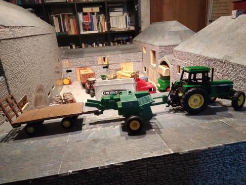 Ertl John Deere 3350 + press + voeraanhanger, Hobby en Vrije tijd, Modelauto's | 1:32, Zo goed als nieuw, Tractor of Landbouw