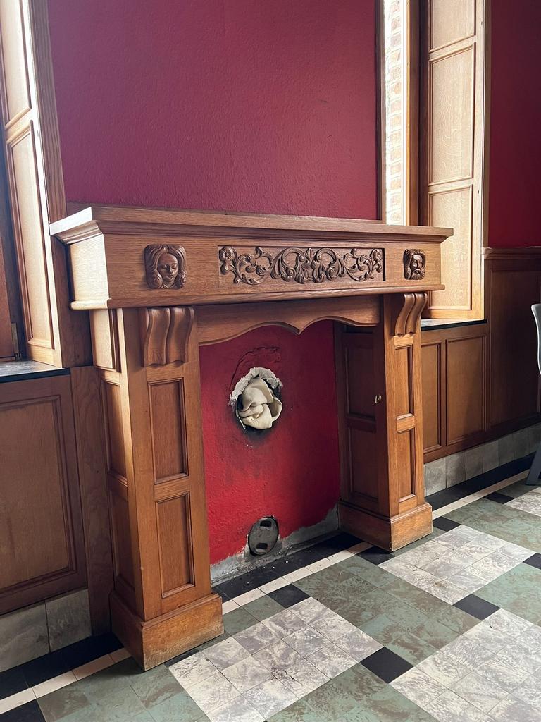 Recouvrement de cheminée en chêne, Enlèvement