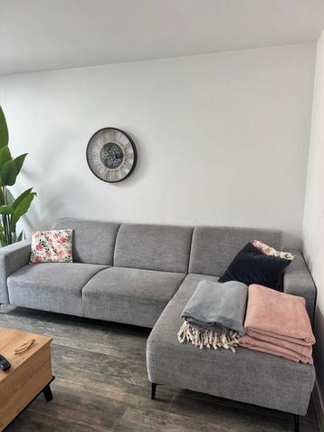 Mooie grijze zetel, nieuw gekocht beschikbaar voor biedingen