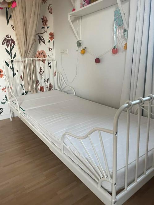 IKEA Minnen meegroeibed met matras en hoeslaken, Kinderen en Baby's, Kinderkamer | Bedden, Gebruikt, Lattenbodem, Ophalen