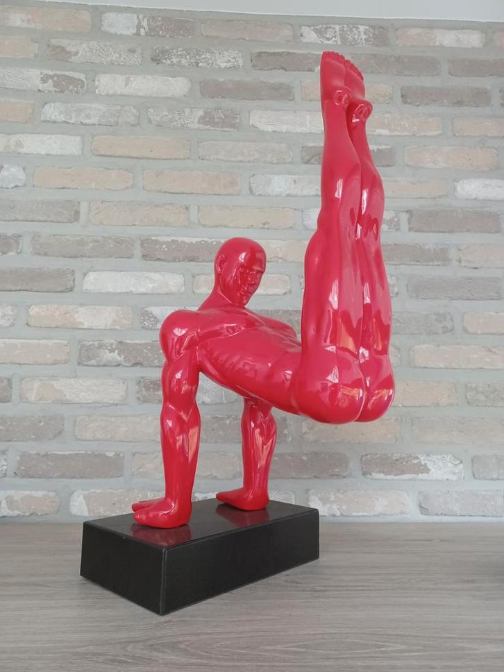 Beeld atleet - rode hars - granieten sokkel, Antiek en Kunst, Kunst | Beelden en Houtsnijwerken, Ophalen