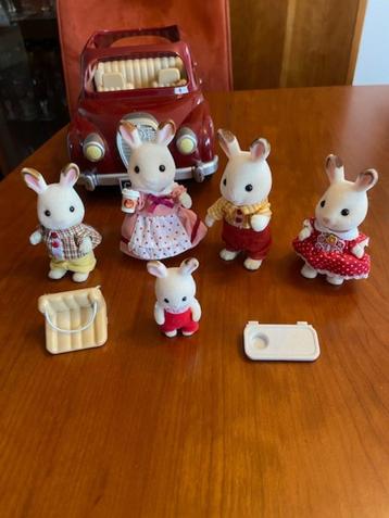 Sylvanian voiture rouge et famille de 5 lapins Chocolat. disponible aux enchères