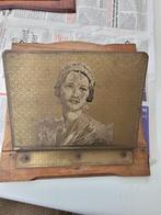 Krantenhouder in koper met beeld van koningin Astrid, Ophalen, Gebruikt