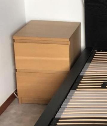 Deux tables de chevet IKEA beiges, chacune avec deux tiroirs
