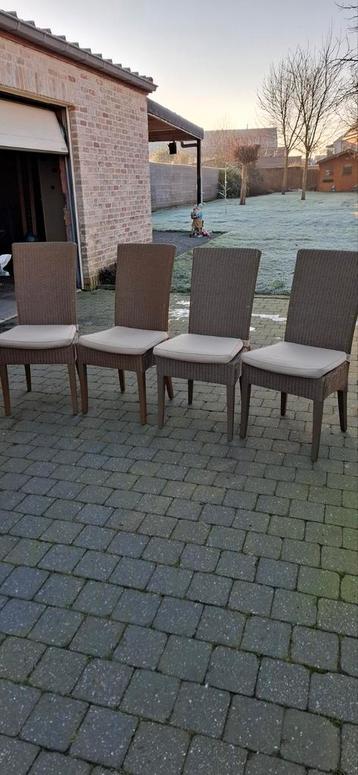 4 hoge rieten stoelen met kussens,samen €20 beschikbaar voor biedingen