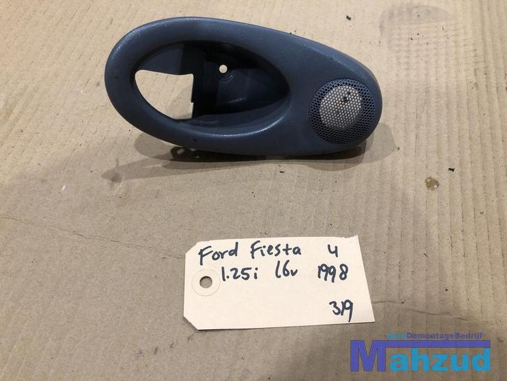 FORD FIESTA 4 Rechts speaker deur hendel kap 96FGA22621BDW, Auto diversen, Autoradio's, Ophalen of Verzenden