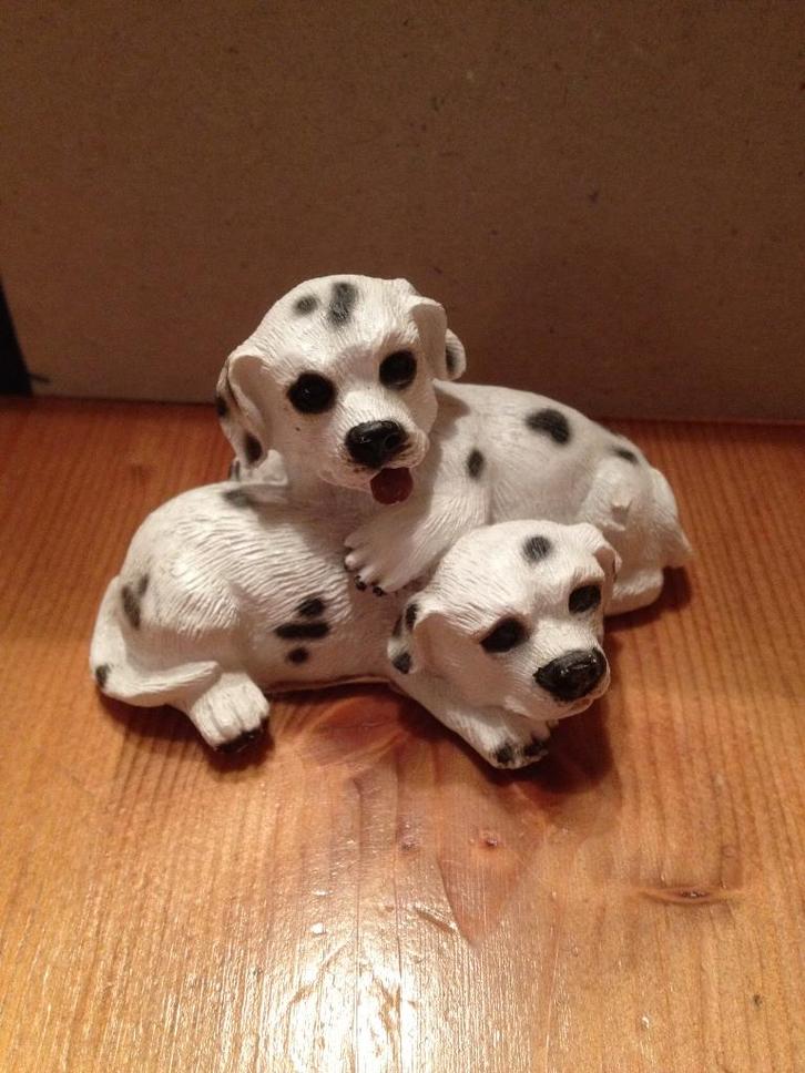 Beeld van 2 zwart met witte honden liggend.dslmatier look, Verzamelen, Beelden en Beeldjes, Zo goed als nieuw, Dier, Ophalen of Verzenden