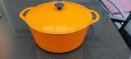 Oranje Cousances (Le Creuset) stoofpan 26cm, Huis en Inrichting, Keuken | Potten en Pannen, Ophalen of Verzenden, Gebruikt, Gietijzer