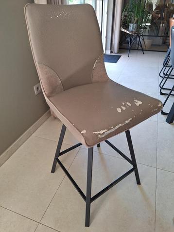 Twee beige draaibare barstoelen/barkrukken beschikbaar voor biedingen