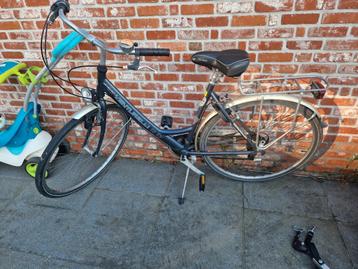 Fiets met werk aan beschikbaar voor biedingen