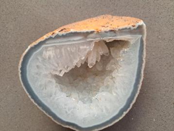 Geode mineraal  beschikbaar voor biedingen