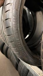 2 pneus Bridgestone 225/35/19 avec support, Enlèvement, Comme neuf