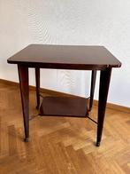 Table d'appoint sur roulettes., Ophalen