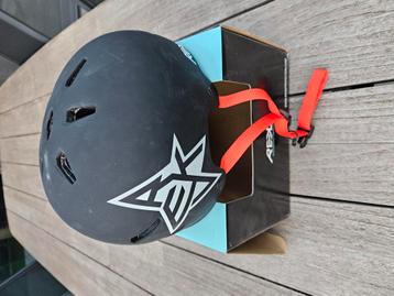 HELM skate /bmx  beschikbaar voor biedingen