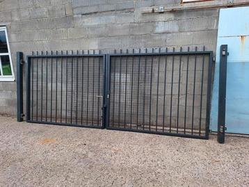 Mooie, gepoederlakte metalen poort, hek, hekwerk beschikbaar voor biedingen