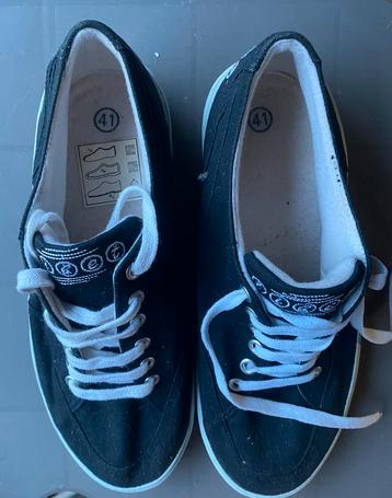 Zwarte sneakers maat 41 – bijna nieuw beschikbaar voor biedingen