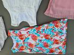 witte jurk met roze flamingo's en blauwe druppels, 116, Enfants & Bébés, Vêtements enfant | Taille 116, Comme neuf, Enlèvement