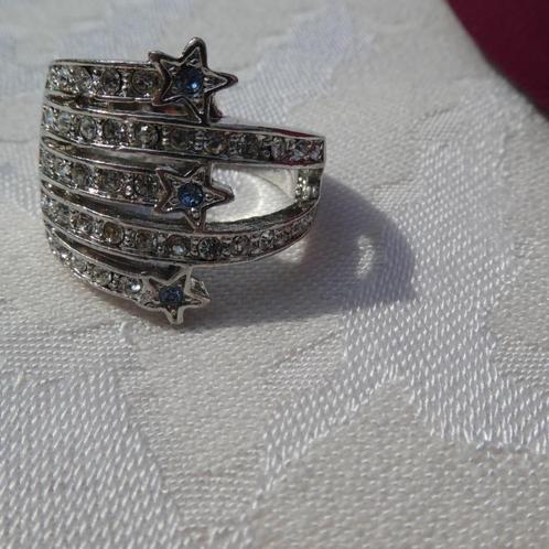 Zilverkleurige metalen ring met 3 blauwe sterren, Handtassen en Accessoires, Ringen, Zo goed als nieuw, Dame, 20 of groter, Zilver