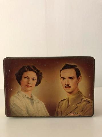 Vintage blikken doos beschikbaar voor biedingen