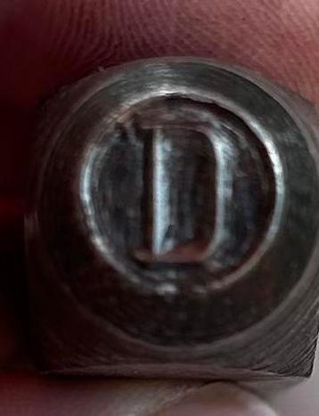 Slagstempel letter D beschikbaar voor biedingen