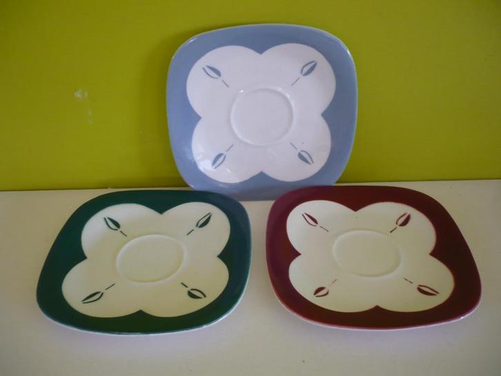 3 knappe vintage fifties onderzetbordjes / ondertassen Boch, Antiek en Kunst, Antiek | Servies los, Ophalen of Verzenden