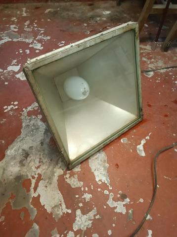 vintage industriële lichtarmatuur beschikbaar voor biedingen