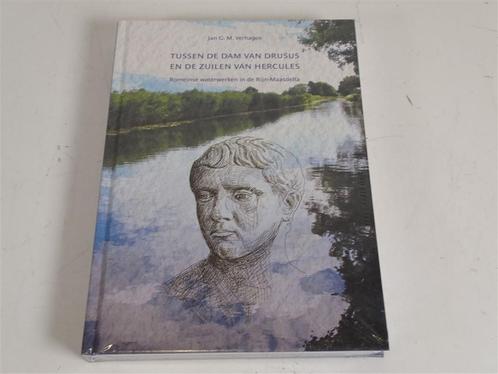 A4584 Tussen de dam van Drusus en de zuilen van hercules - R, Boeken, Geschiedenis | Nationaal, Gelezen, Ophalen of Verzenden