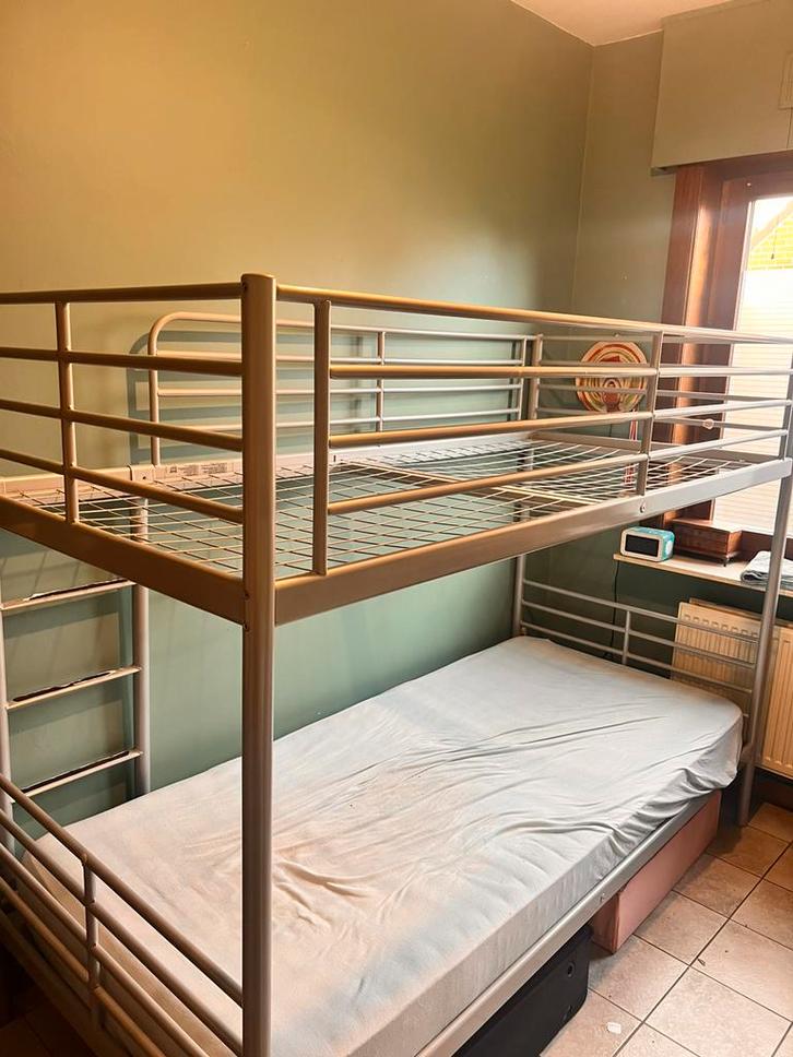 Meteen beschikbaar Grijs stapelbed 2x 1 persoon, Huis en Inrichting, Slaapkamer | Stapelbedden en Hoogslapers, Zo goed als nieuw