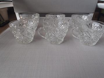 1 set van 12 glazen bekers beschikbaar voor biedingen