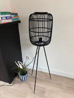 Zwarte vloerlamp met open rotan-look, Huis en Inrichting, Ophalen, 100 tot 150 cm, Rotan / Boho, Nieuw