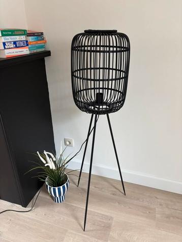 Zwarte vloerlamp met open rotan-look beschikbaar voor biedingen