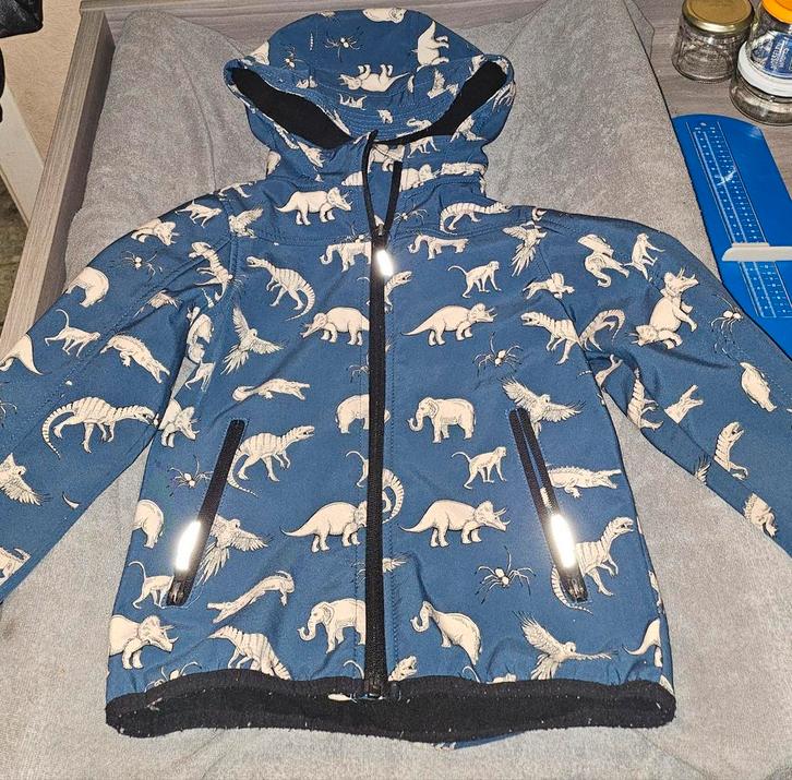 Jongensjas 110/116 met dino motief - herfst, Kinderen en Baby's, Kinderkleding | Maat 110, Zo goed als nieuw, Jongen, Jas, Ophalen of Verzenden