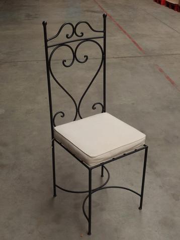 4 stoelen in smeedijzer beschikbaar voor biedingen