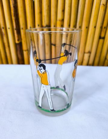  Een vintage sap/waterglas uit 1970, made in Italië, golfers beschikbaar voor biedingen