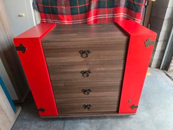 Commode in piratenkoffer-stijl beschikbaar voor biedingen