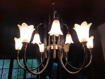 KROONLUCHTER met glazen matte witte lampen beschikbaar voor biedingen