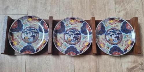 3 belles assiettes en porcelaine Imari avec support en bois., Antiquités & Art, Antiquités | Porcelaine, Enlèvement ou Envoi