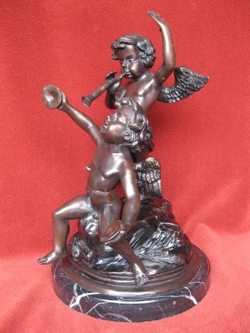 Bronzen beeld Joseph D'Asté muziek spelende engelen