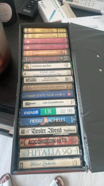 Cassettes anciennes avec leurs valises beschikbaar voor biedingen