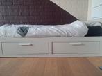 Uittrekbaar wit Ikea bed met twee lades + twee matrassen, Huis en Inrichting, Slaapkamer | Bedden, Ophalen, Eenpersoons, Wit, 80 cm