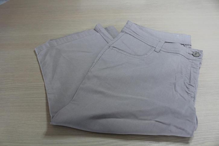 Beige bermuda, 3/4 broek maat M/L, Kleding | Dames, Broeken en Pantalons, Gedragen, Maat 42/44 (L), Beige, Driekwart, Ophalen of Verzenden