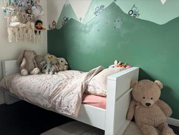 Meegroeibed/kinderbed en commode beschikbaar voor biedingen