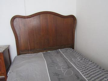 Antieke bed met antiek bijzettafel